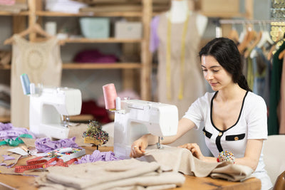 Thợ may gia công linen tại xưởng GUSA